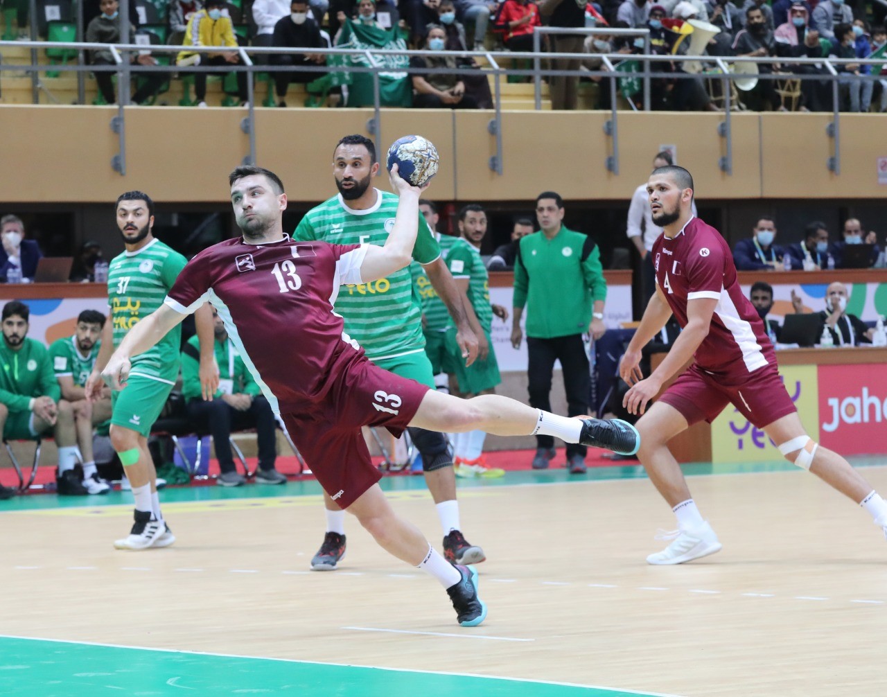 جانب من مباراة المنتخب القطري والمنتخب السعودي بالدور الرئيسي للبطولة الاسيوية لكرة اليد