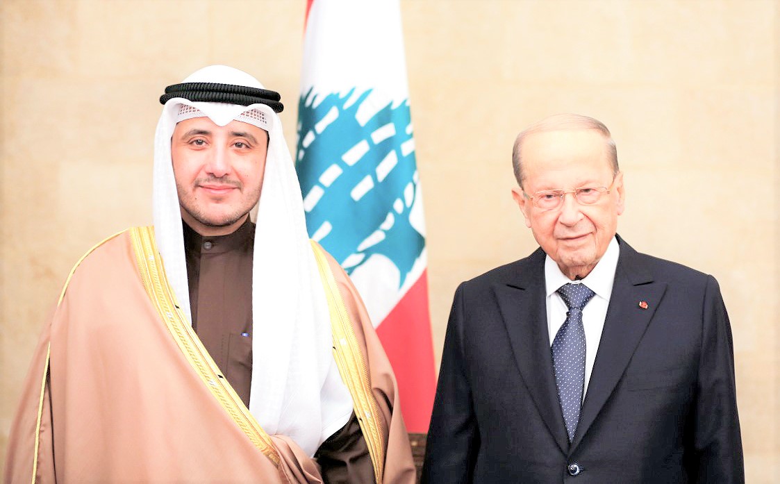 Le président libanais, Michel Aoun, et le ministre des Affaires étrangères, Cheikh Ahmed Nasser Al-Mohamed Al-Sabah.