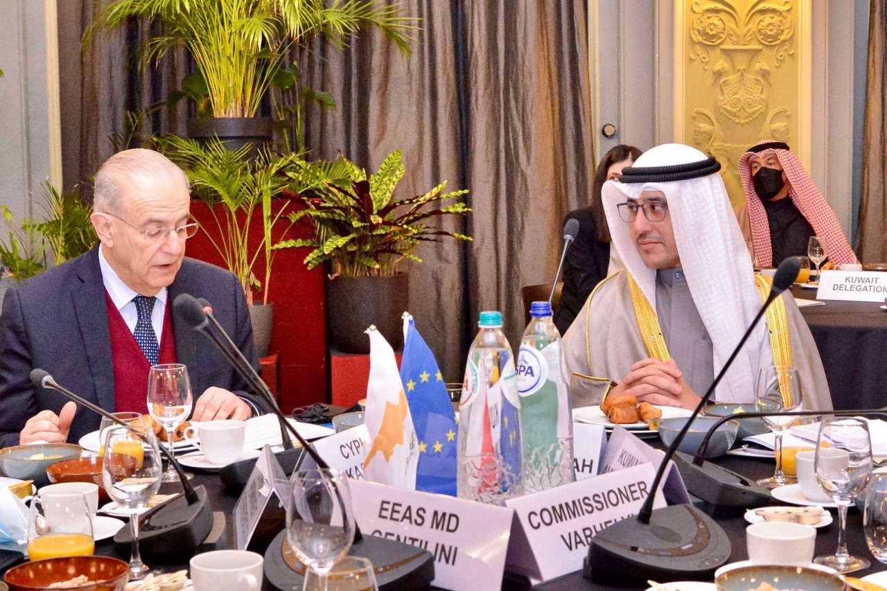 Kuwait FM meets with EU officials in Brussels during a working breakfast
