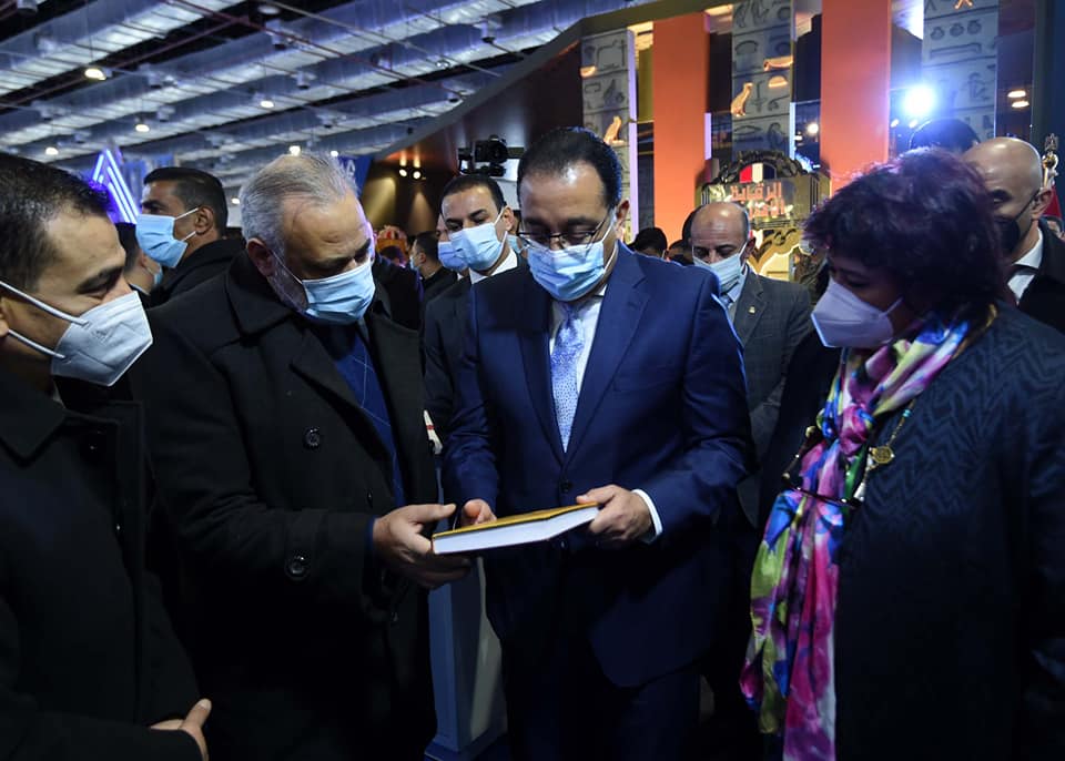 جولة تفقدية لرئيس مجلس الوزراء المصري بأجنحة معرض القاهرة الدولي للكتاب