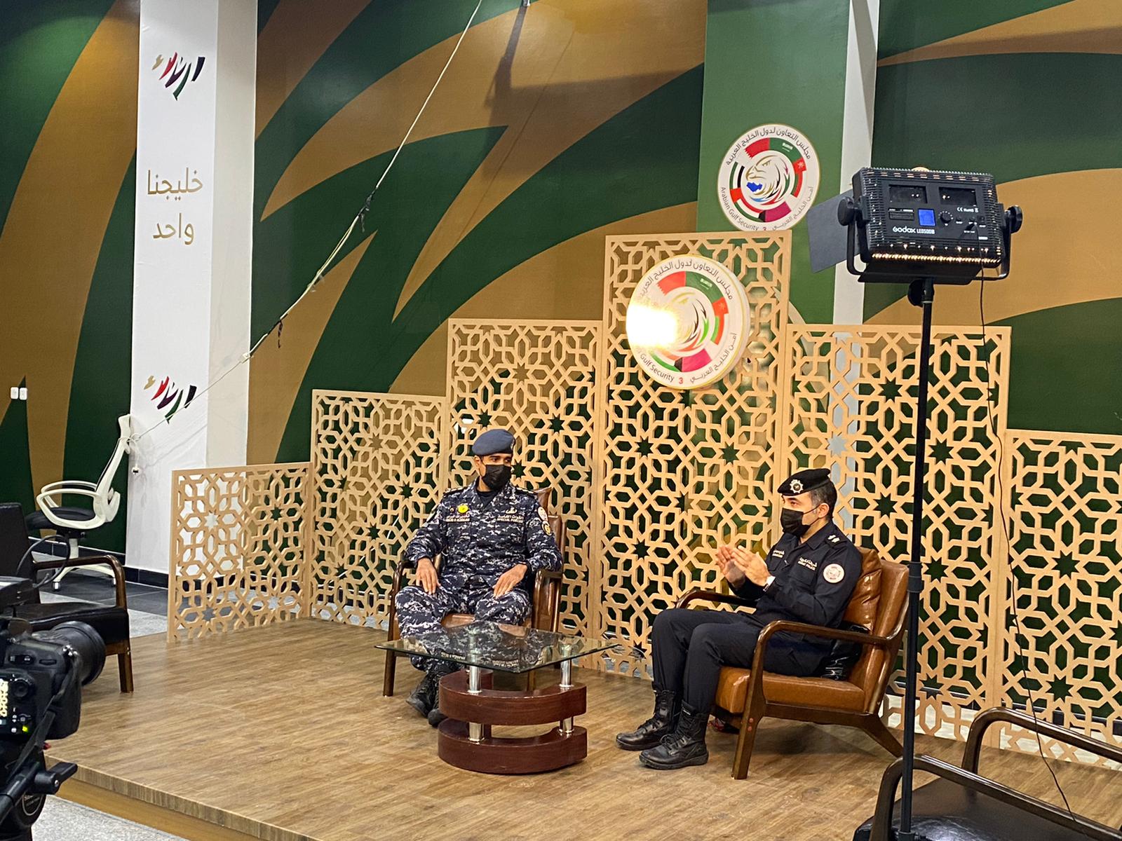 جانب من العمل المشترك للفرق الإعلامية الخليجية المشاركة في تمرين (أمن الخليج العربي 3)