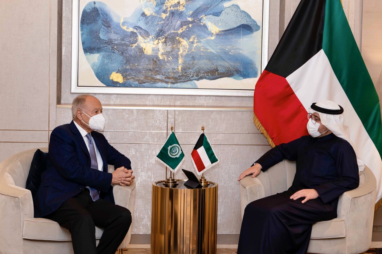 وزير الخارجية الكويتي خلال استقبال الأمين العام لجامعة الدول العربية
