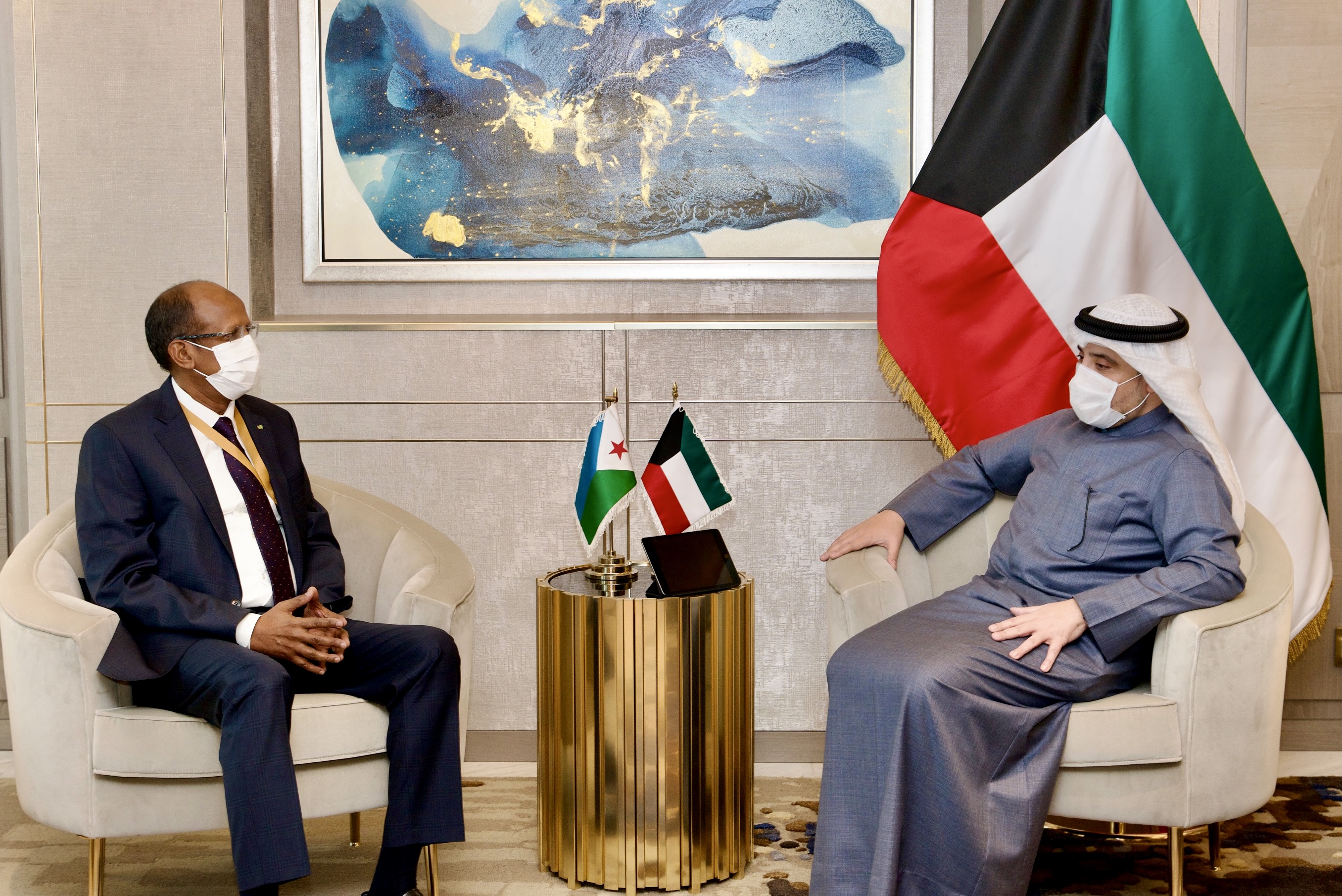 وزير الخارجية ونظيره الجيبوتي يبحثان العلاقات الثنائية والمواضيع المطروحة على الاجتماع التشاوري العربي
