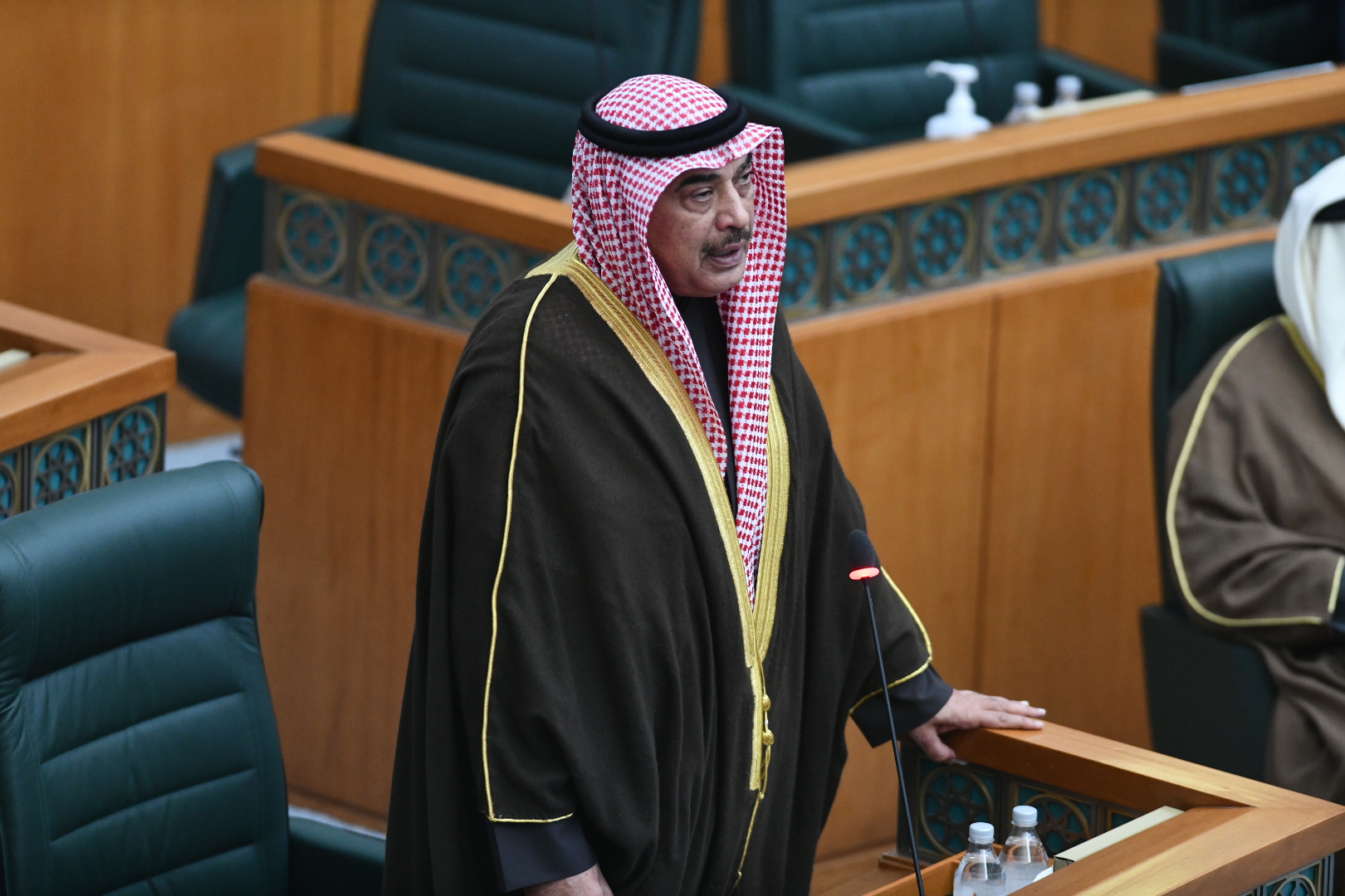 سمو الشيخ صباح خالد الحمد الصباح رئيس مجلس الوزراء اثناء ادائه اليمين الدستورية