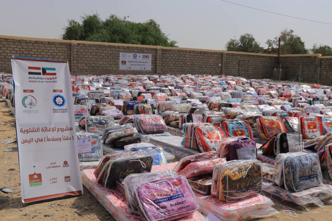 400 أسرة يمنية نازحة في مأرب تستفيد من مساعدات ايوائية بدعم كويتي (مؤسسة ينابيع الخير)