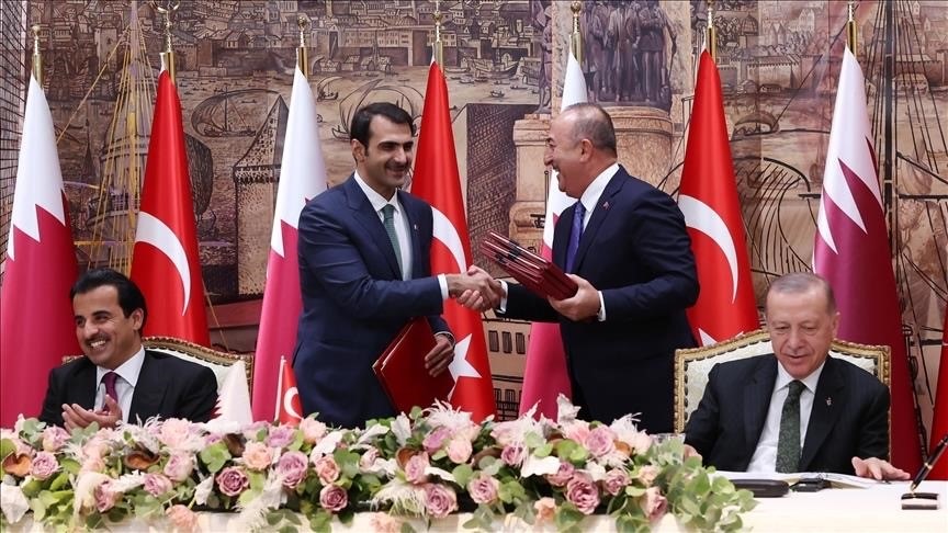الرئيس التركي رجب طيب أردوغان وأمير قطر الشيخ تميم بن حمد اثناء توقيع الاتفاقيات
