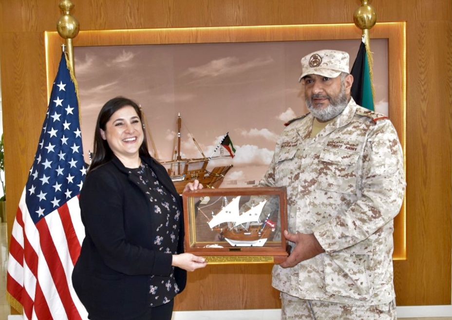 رئيس الأركان العامة للجيش مع نائبة مساعد وزير الدفاع الأمريكي لشؤون الشرق الأوسط