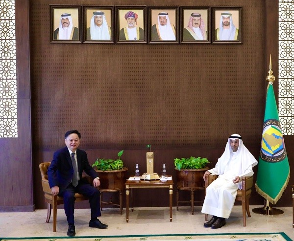 Lors de la rencontre du secrétaire général du (CCG), Nayef Al-Hajraf, avec l’ambassadeur chinois en Arabie saoudite, Li Chengwen.