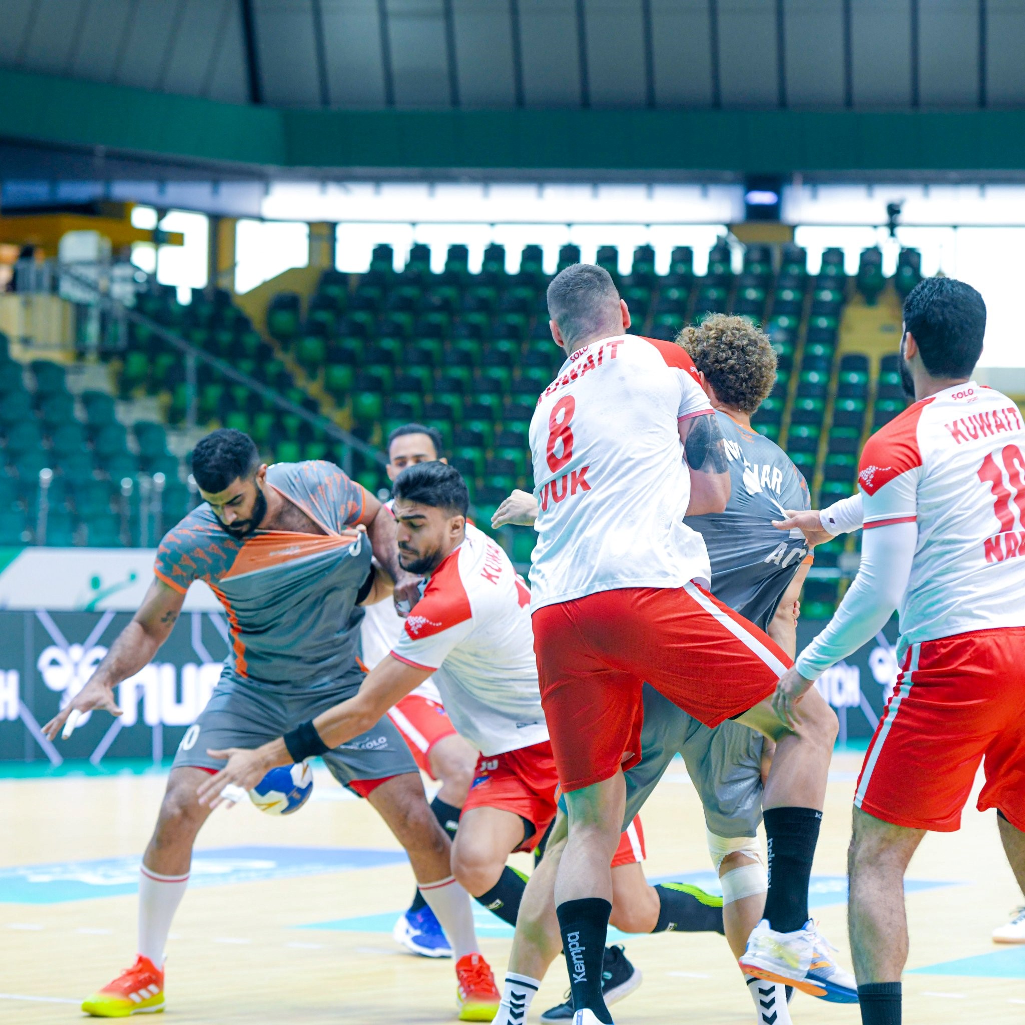 جانب من لقاء نادي (الكويت) الكويتي و(مضر) السعودي