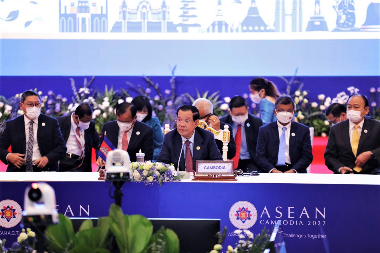 رئيس الوزراء الكمبودي هون سين الرئيس الحالي لرابطة (آسيان) يلقي خطابه الافتتاحي