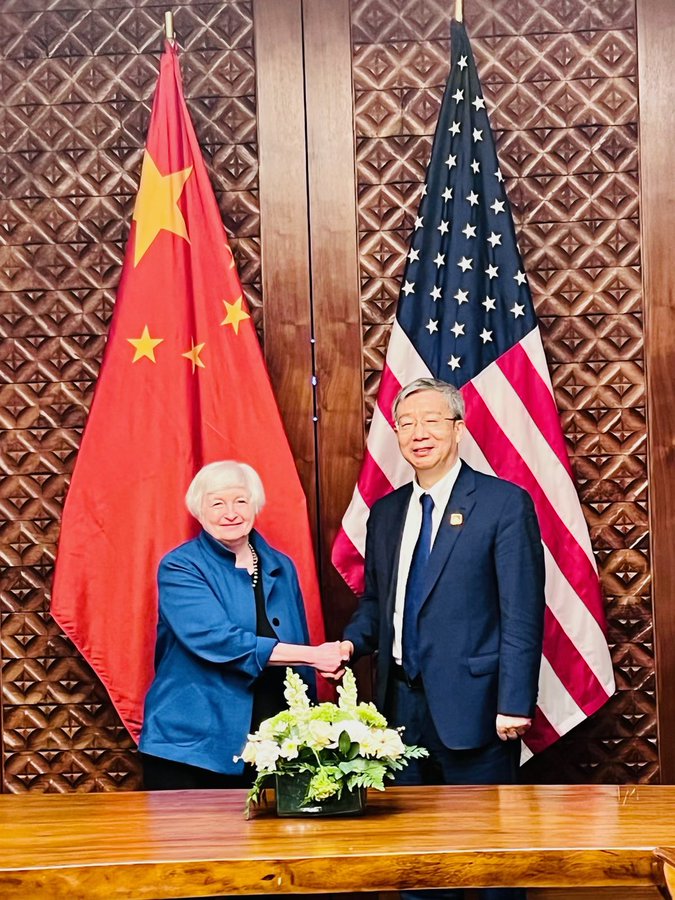وزيرة الخزانة الامريكية جانيت يلين مع محافظ بنك الصين الشعبي يي جانج