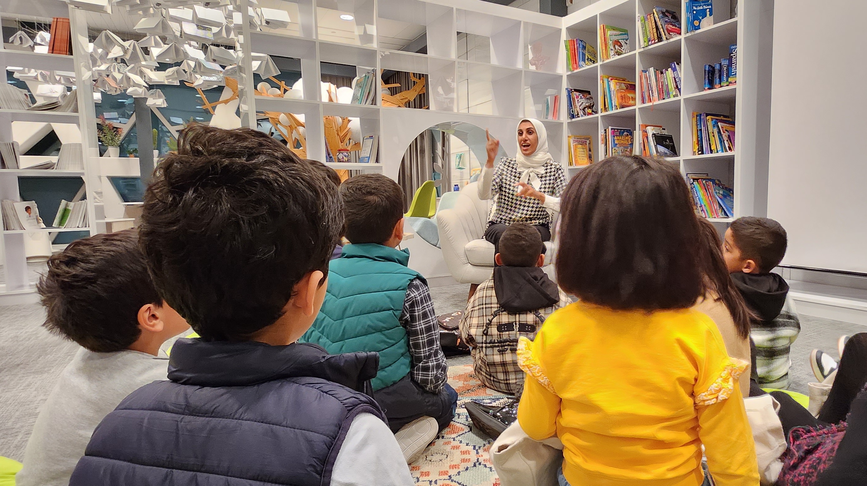 الروائية جهان علي تقدم للأطفال قصة تشويقية بعنوان "مغامرة حمود وصقور"