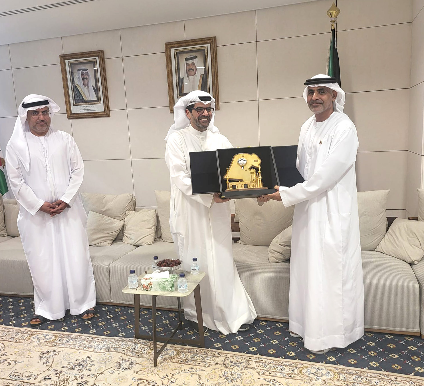 وزير التجارة والصناعة مازن الناهض يكرم رئيس الوفد الإمارات عميد ركن سعيد محمد الجابري