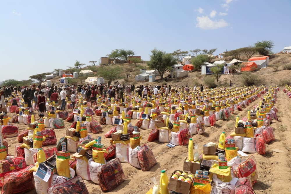 جانب من حملة جمعة اليمن لتوزيع مساعدات غذائية وايوائية التي دشنتها جمعية النجاة الخيرية