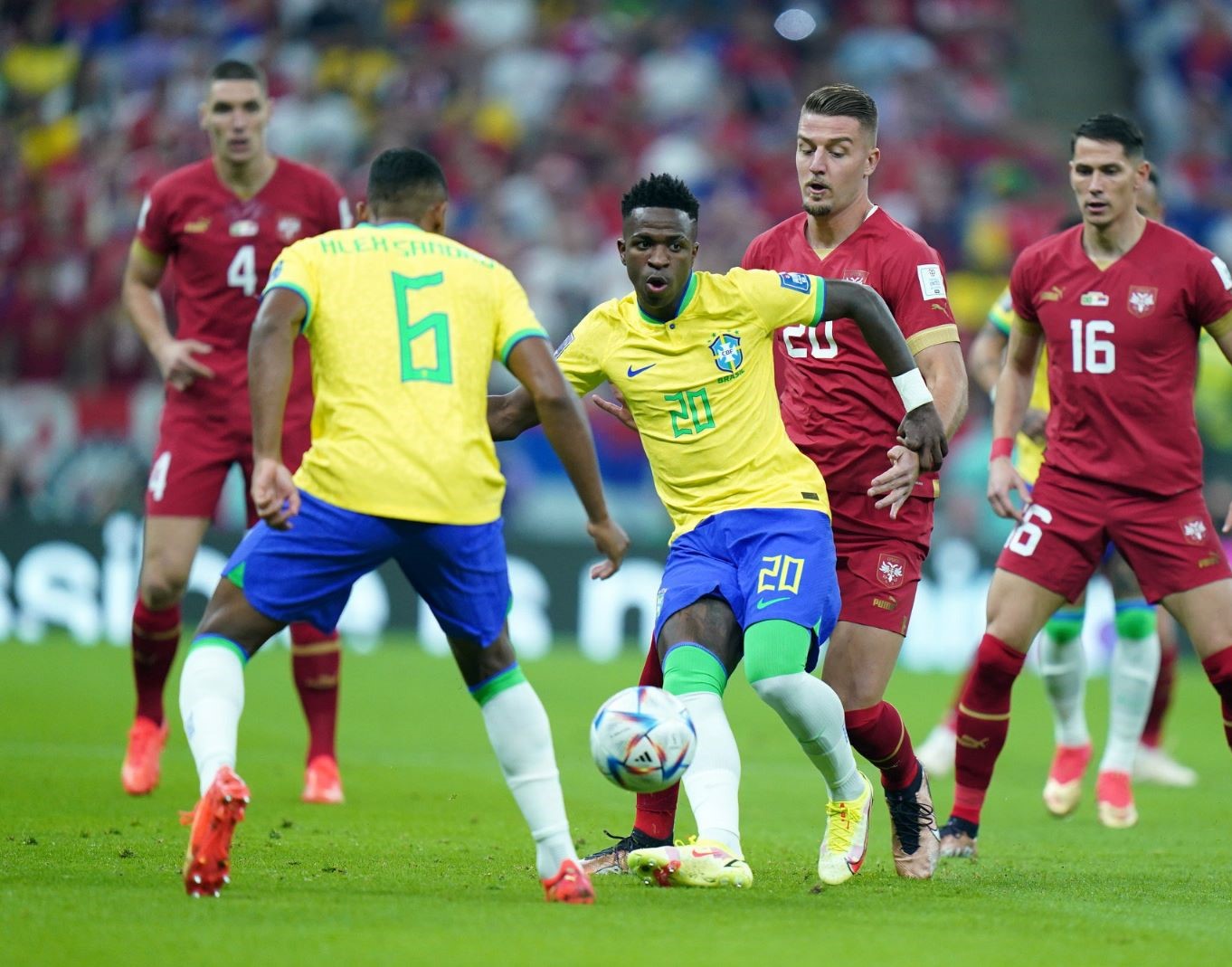 لاعب المنتخب البرازيلي فينيسيوس جونيور يسدد الكرة