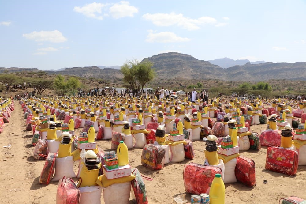 جانب من توزيع المساعدات الإغاثية ضمن حملة (جمعة اليمن) التي أطلقتها جمعية النجاة الخيرية