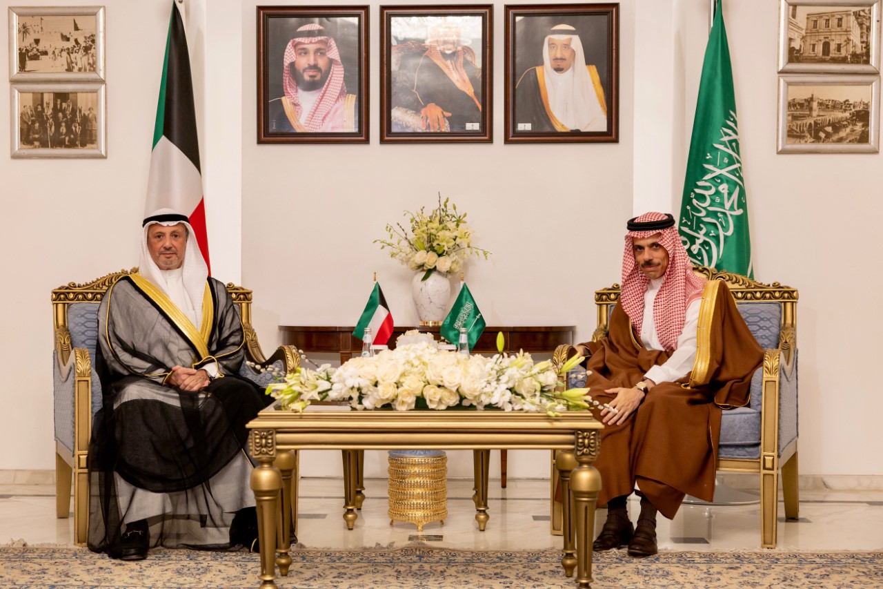 وزير الخارجية الشيخ سالم عبدالله الجابر الصباح يجتمع مع وزير خارجية المملكة العربية السعودية الأمير فيصل بن فرحان