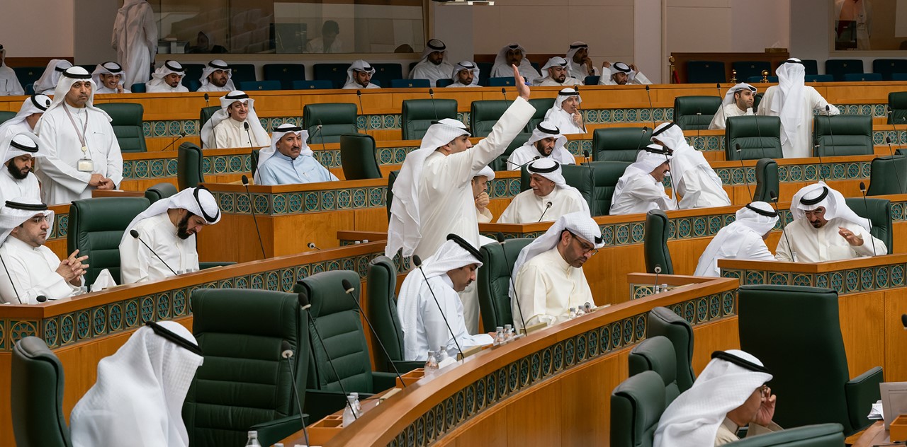 تصويت اعضاء المجلس على مرسوم القانون باعادة تحديد الدوائر الانتخابية بإضافة بعض المناطق إليها