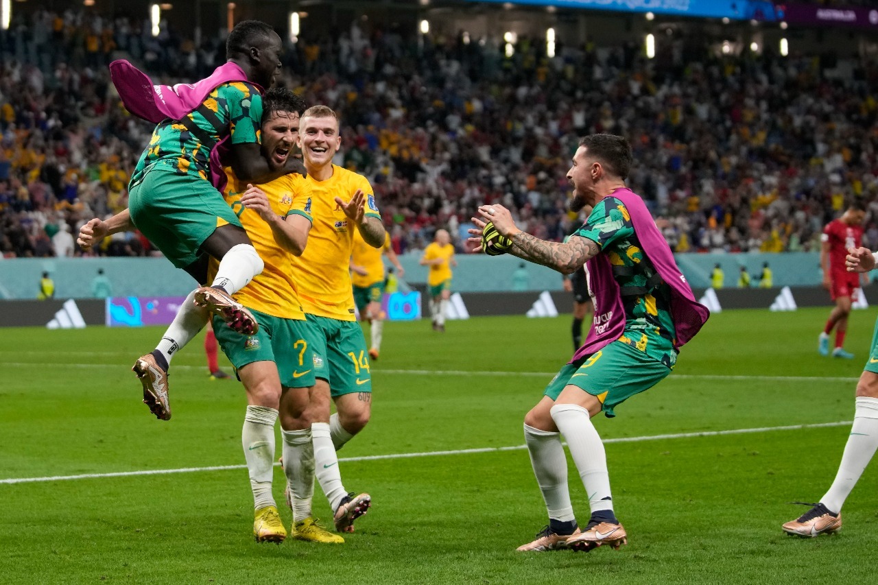 فرحة لاعبي استراليا بهدف الفوز على الدنمارك