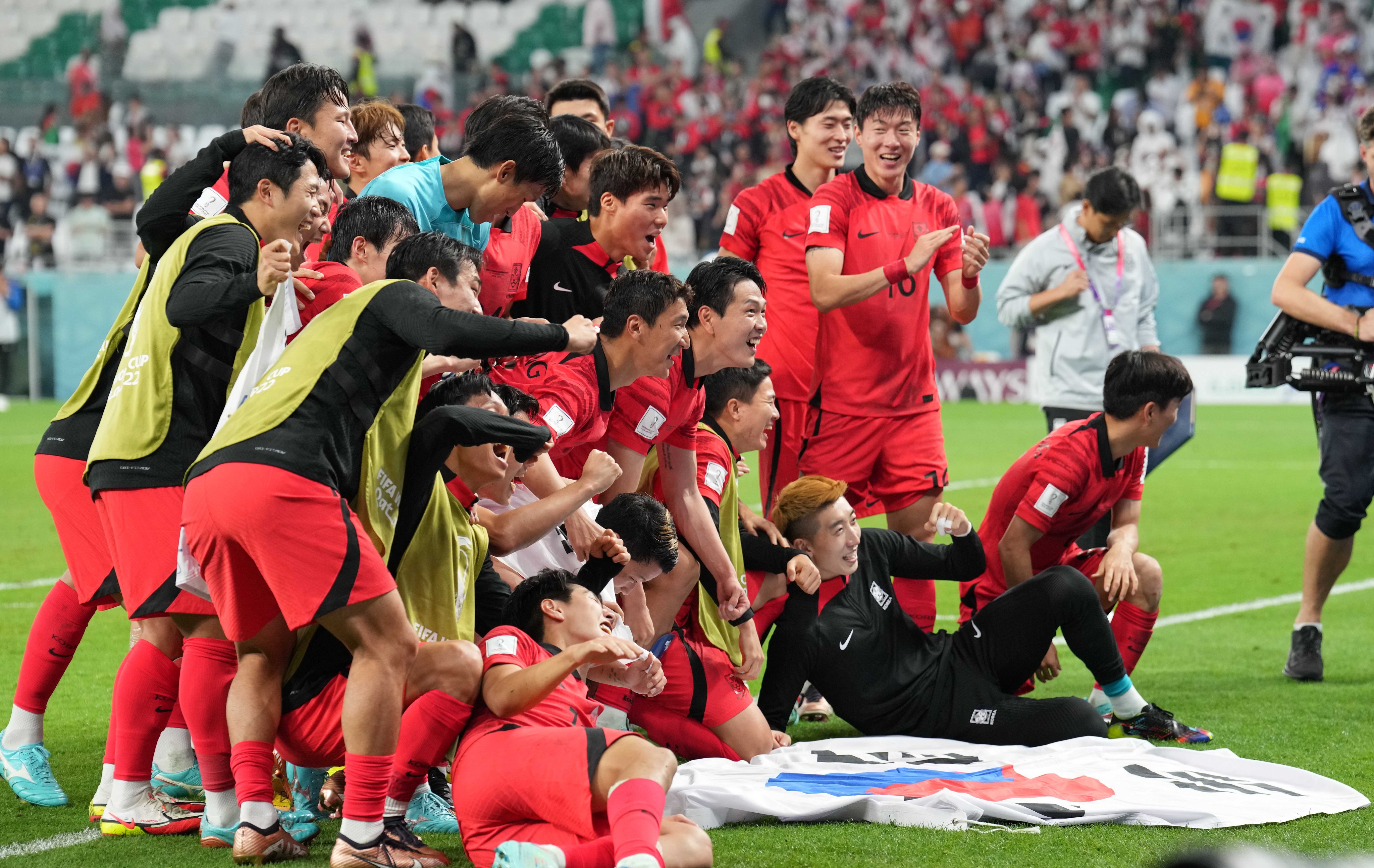 فرحة لاعبي منتخب كوريا الجنوبية بالفوز والتأهل