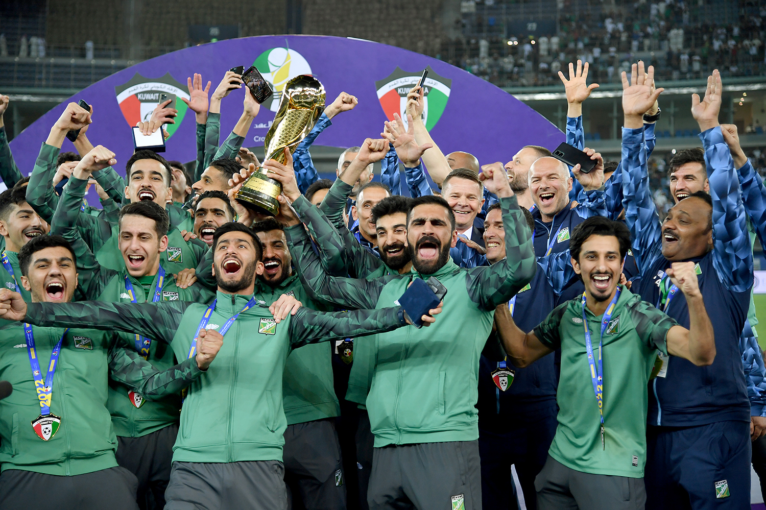 (العربي) بطلا لكأس سمو ولي العهد لكرة القدم للمرة ال8 في تاريخه بتغلبه على (الكويت) بركلات الترجيح (5 - 4)