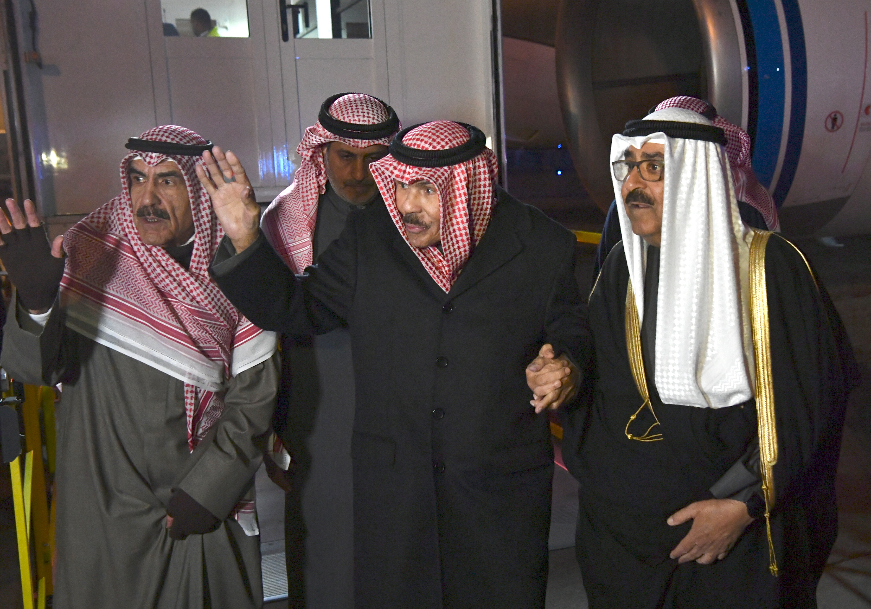 سمو أمير البلاد الشيخ نواف الأحمد الجابر الصباح يعود إلى أرض الوطن