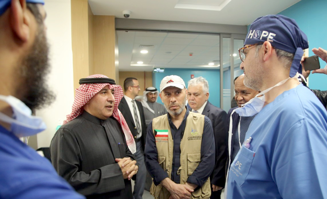 السفير الكويتي لدى الاردن خلال لقائه بعدد من الاطباء الكويتيين المشاركين في حملة (مخيم الامل الجراحي)