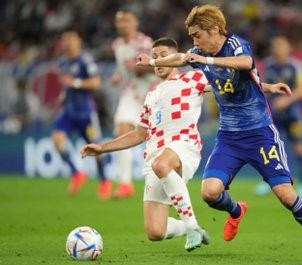 صراع للاستحواذ على الكرة بين لاعبي كرواتيا واليابان