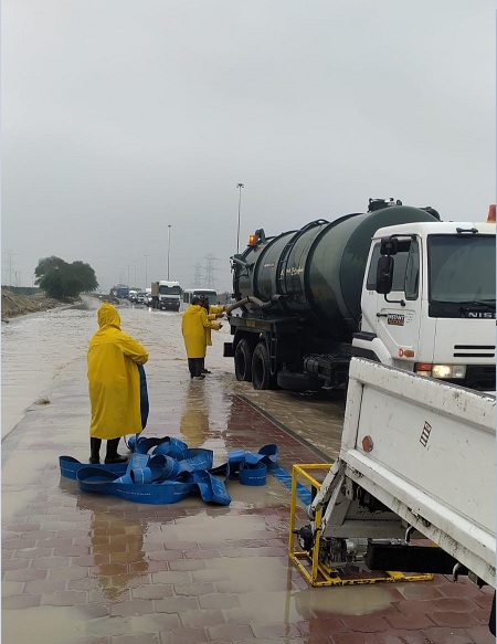 أحد فرق الطوارئ التابعة لوزارة الأشغال العامة تعمل على فتح مسالك تصريف مياه الامطار