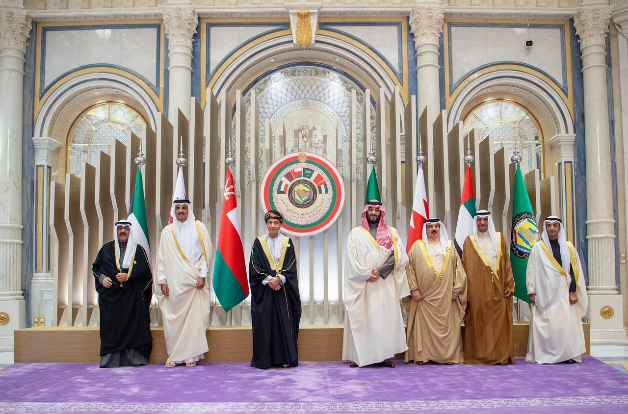 صورة جماعية لقادة دول مجلس التعاون الخليجي خلال أعمال القمة الخليجية ال43	