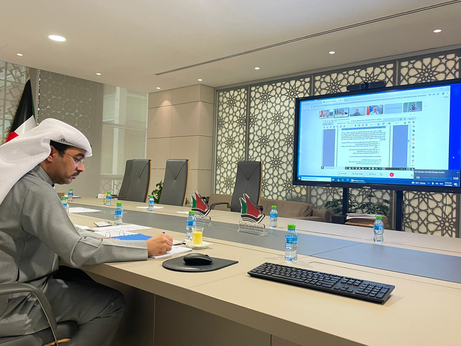 وكيل وزارة التجارة والصناعة الكويتية بالتكليف محمد العنزي خلال الإجتماع عبر تقنية الاتصال المرئي
