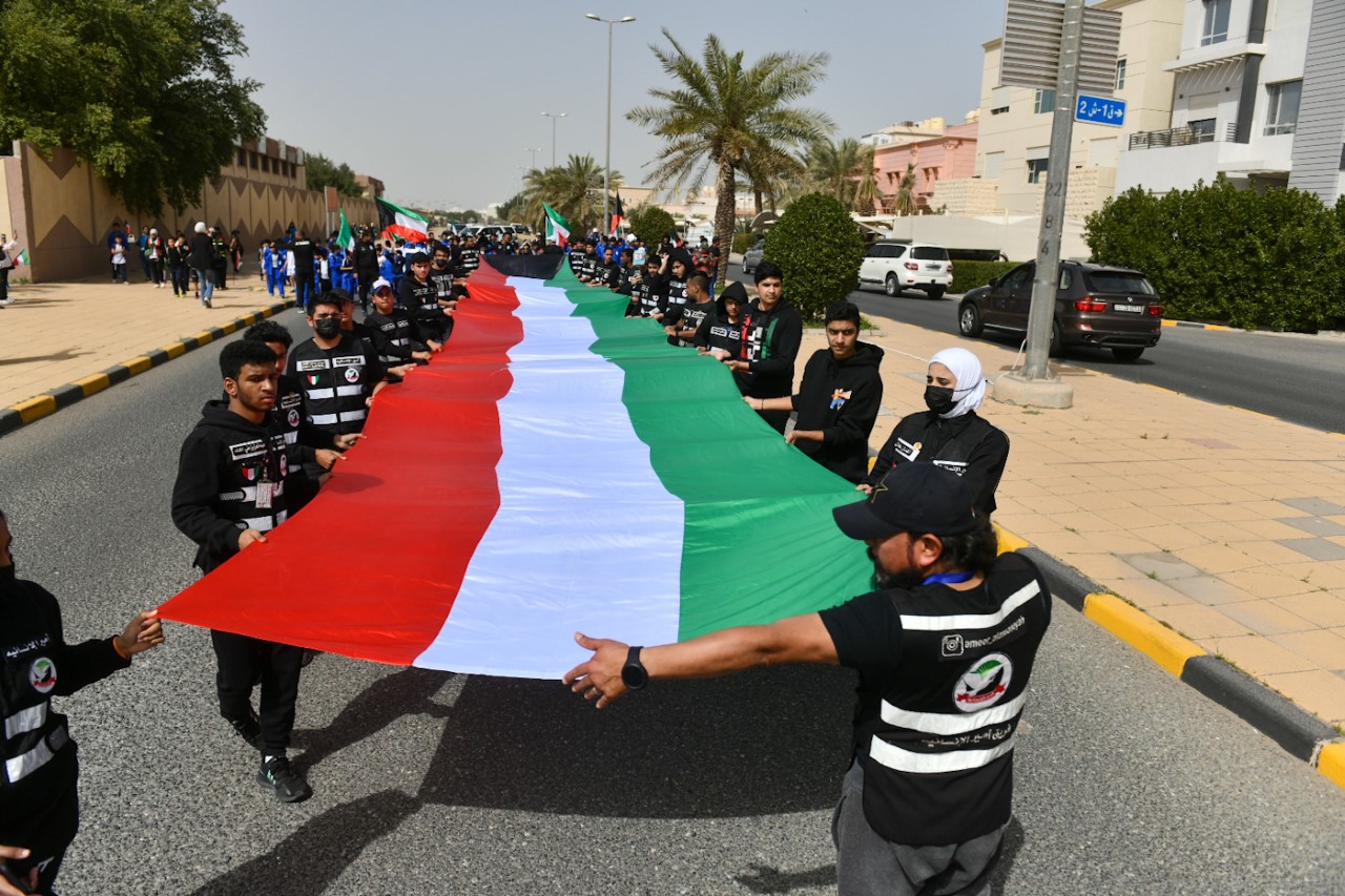علم الكويت يرفعه فريق أمير الانسانية