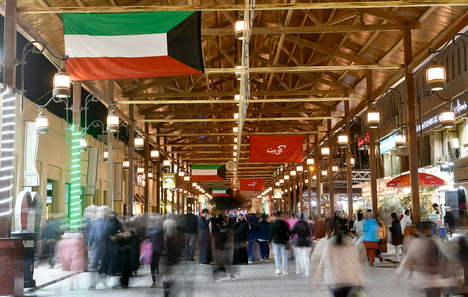 اعلام الكويت ترفرف في اروقة سوق المباركية احتفالا بالأعياد الوطنية