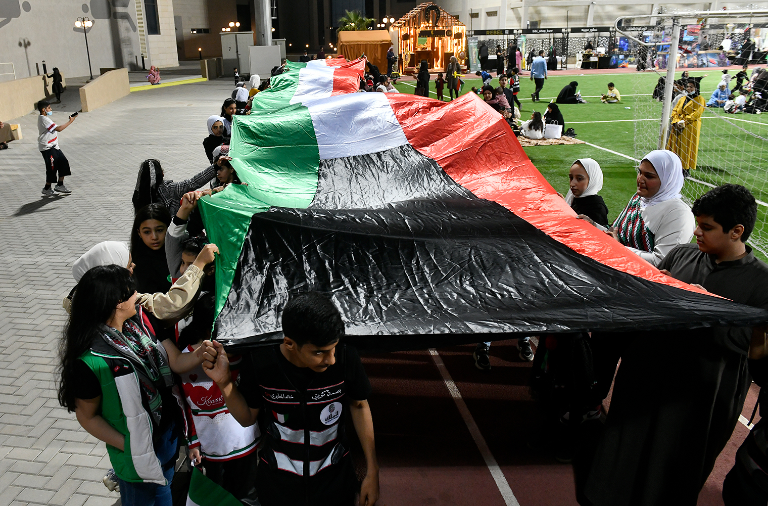 الأهالي يحملون العلم الكويتي