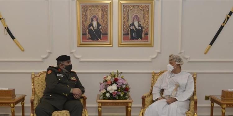 رئيس الأركان العامة للجيش الكويتي خلال الاجتماع مع نائب رئيس الوزراء لشؤون الدفاع العماني