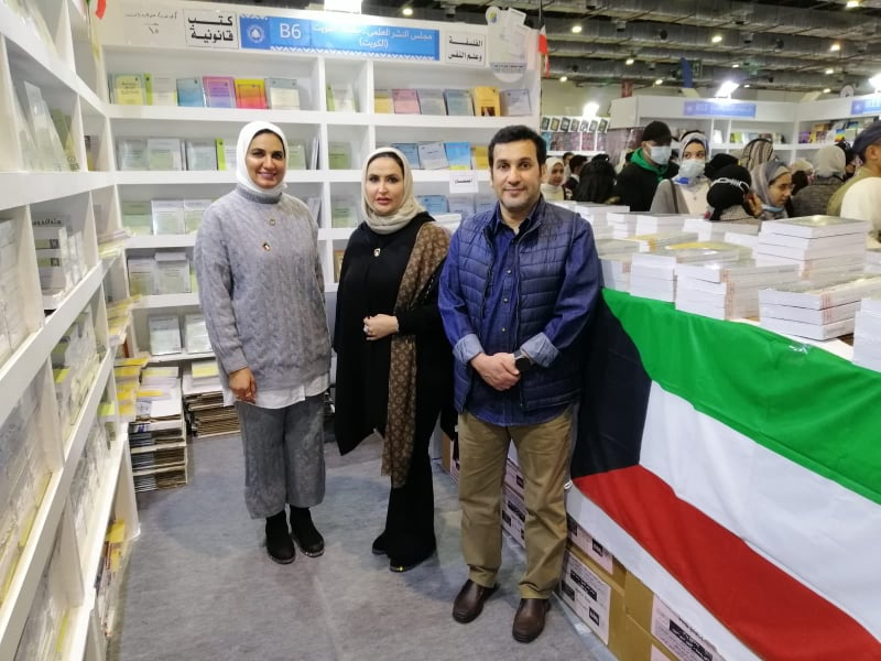 رئيس المكتب الثقافي بسفارة دولة الكويت لدى مصر الدكتور أحمد المطيري خلال زيارته للجناح