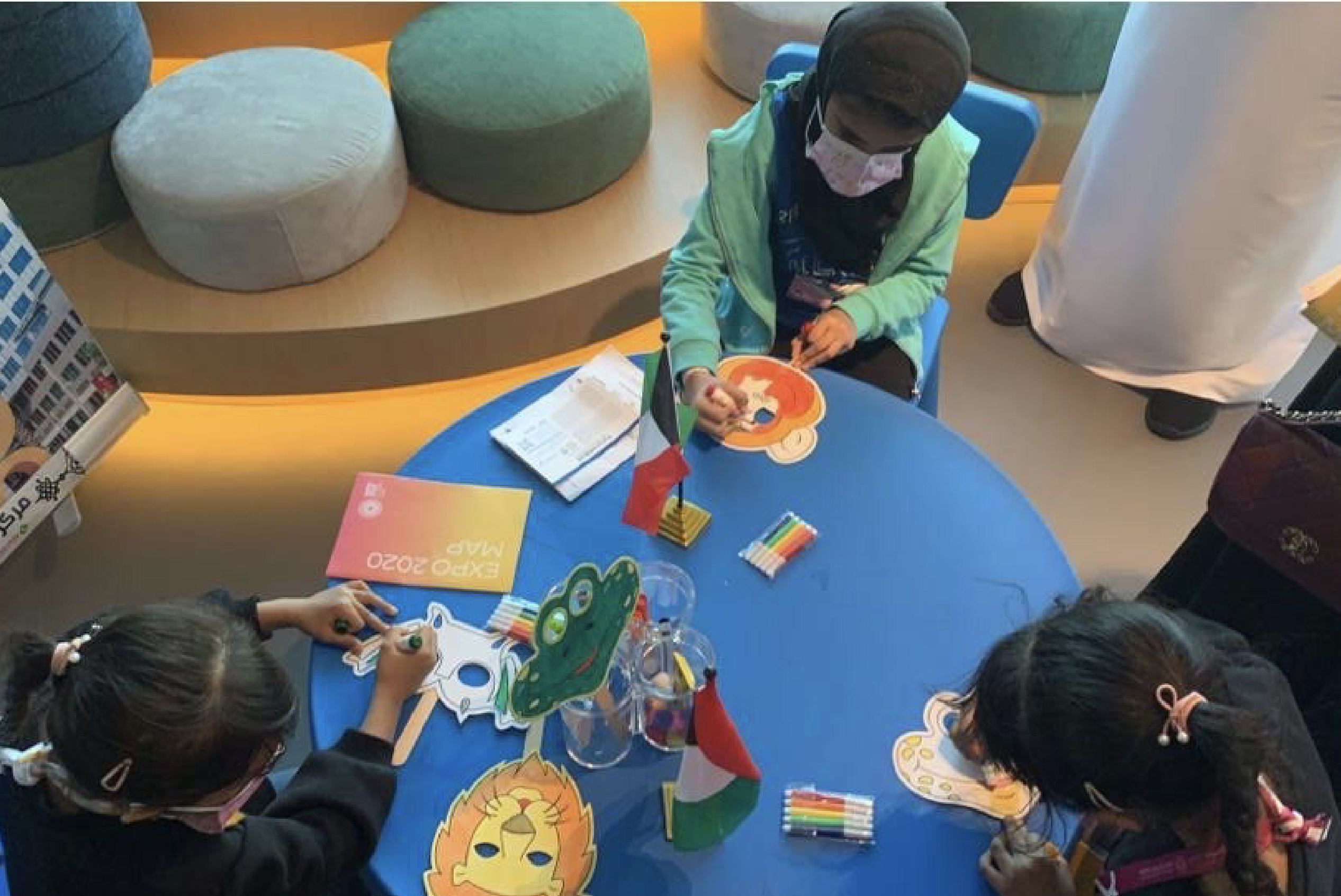 الاطفال يستمتعون بصناعة الاقنعة