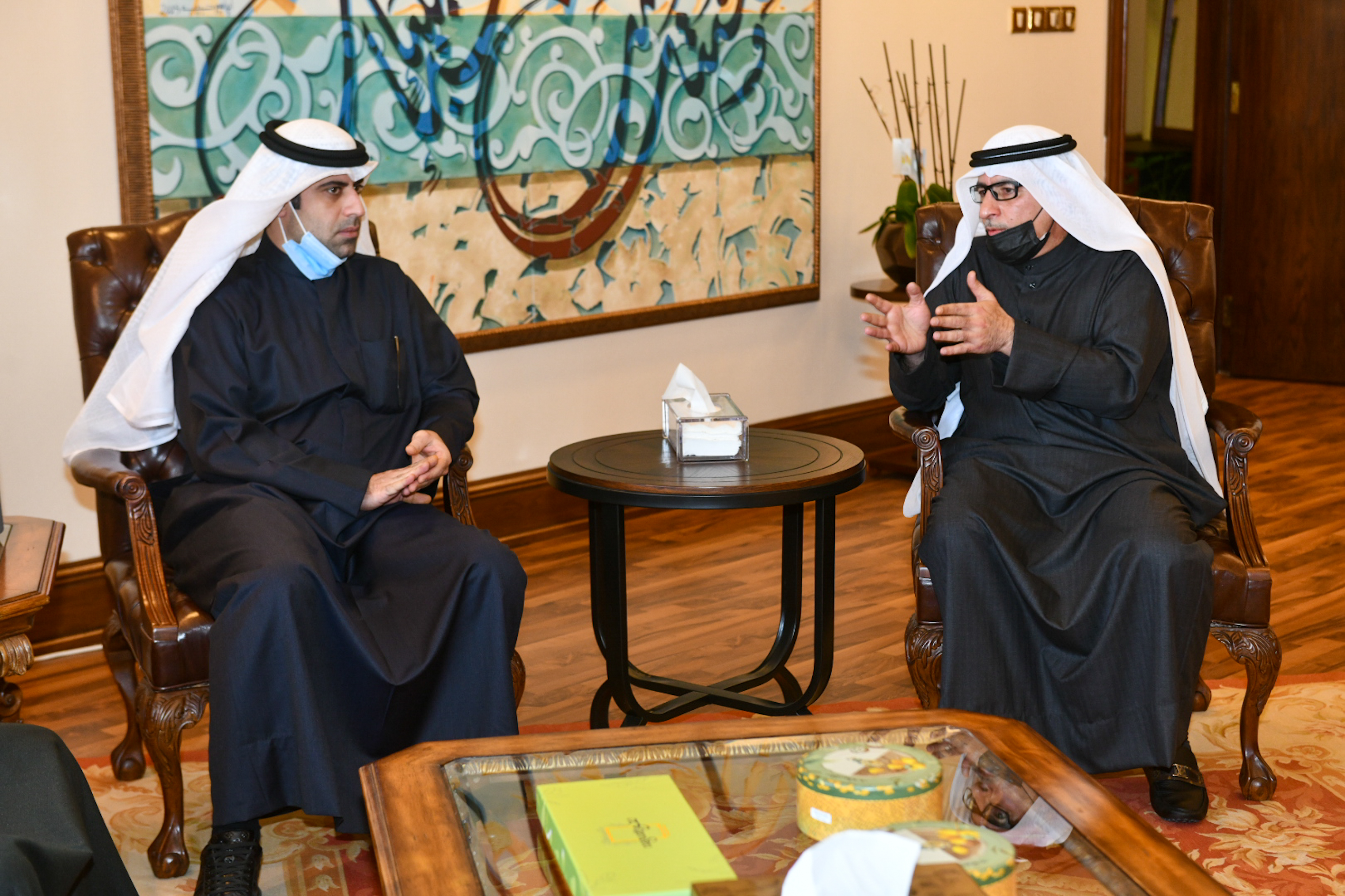 وزير الاعلام والثقافة الكويتي حمد روح الدين يجتمع مع مدير عام وكالة الانباء الكويتية بالتكليف طلال الكندري