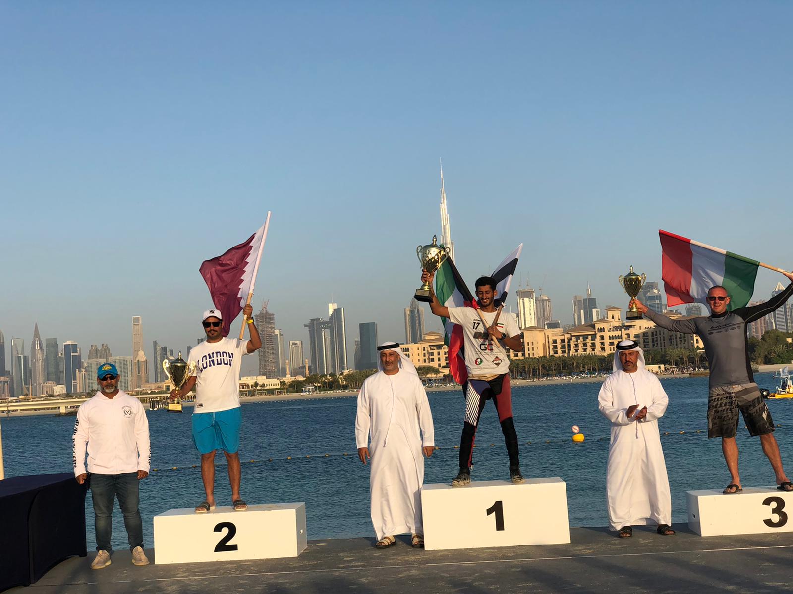 المتسابق الكويتي راشد الدواس خلال التتويج بالمركز الأول في منافسات الجولة الثالثة من بطولة الإمارات للدراجات المائية