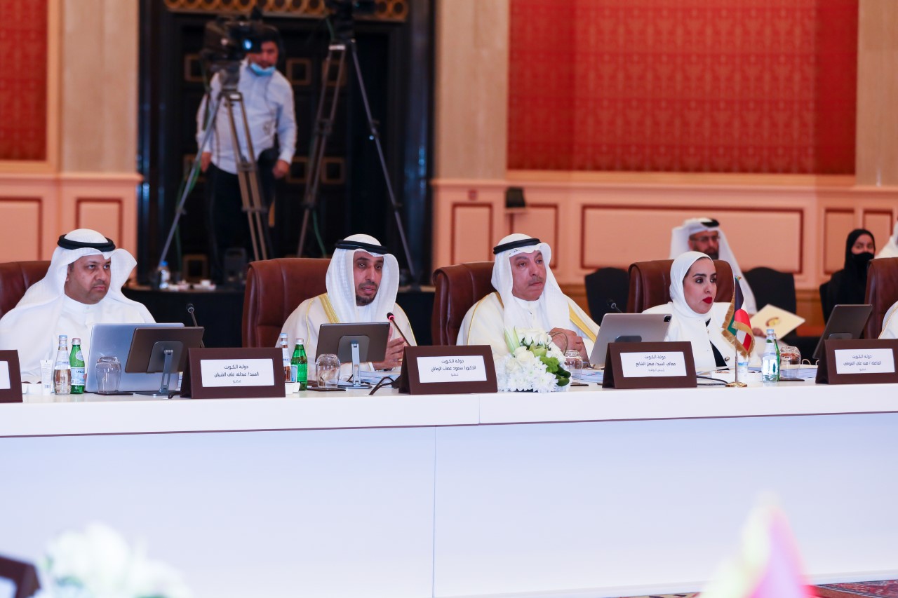 رئيس ديوان المحاسبة الكويتي فيصل الشايع والوفد المرافق خلال الاجتماع