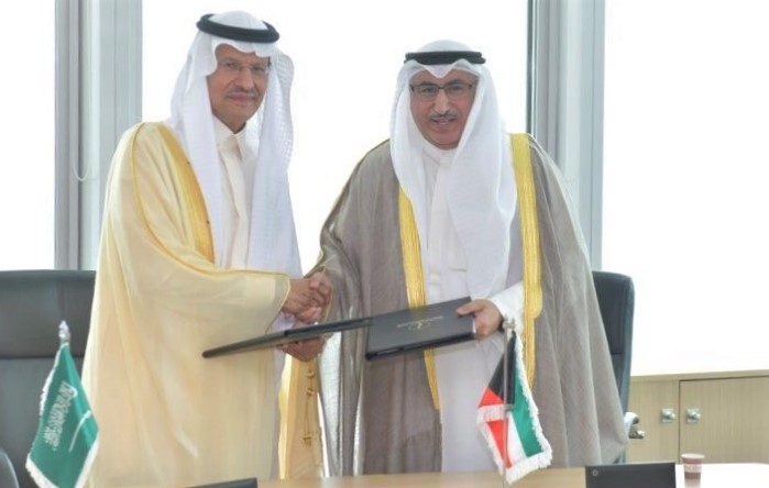 نائب رئيس مجلس الوزراء وزير النفط مع وزير الطاقة السعودي أثناء توقيع المحضر
