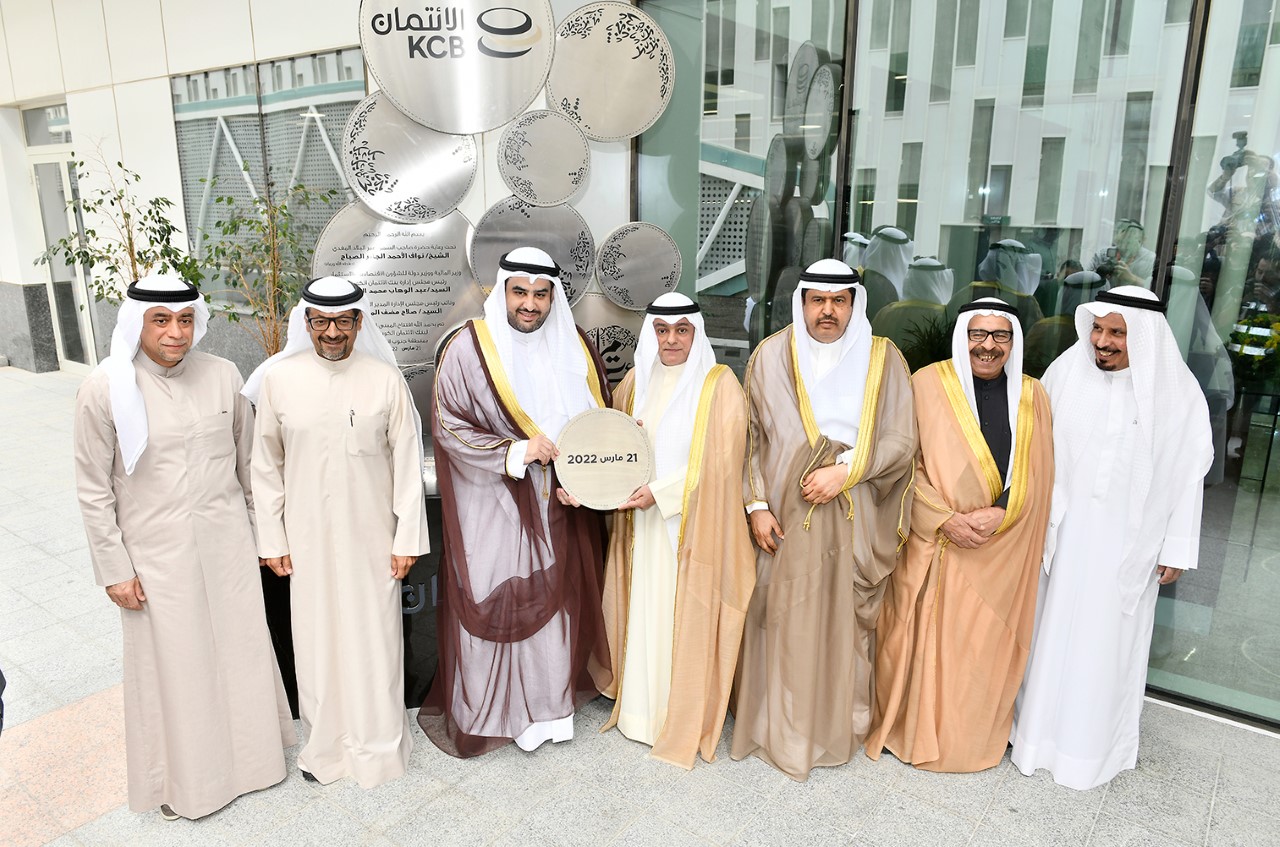 وزير المالية الرشيد ومدير عام بنك الائتمان الكويتي صلاح المضف خلال حفل تدشين مبنى البنك الجديد