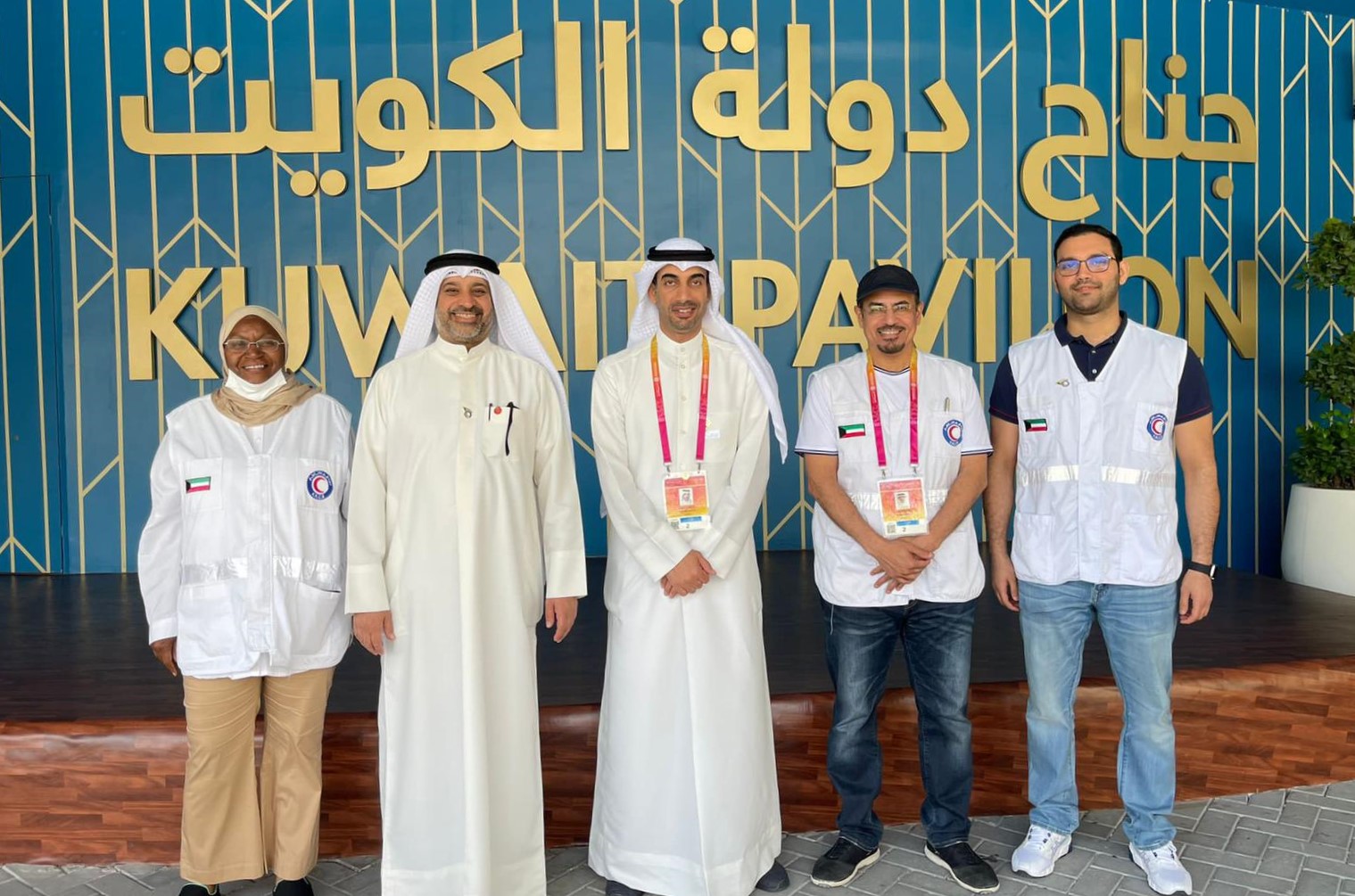 وفد جمعية الهلال الاحمر الكويتية مع مدير الجناح الكويتي في معرض (اكسبو دبي 2020)