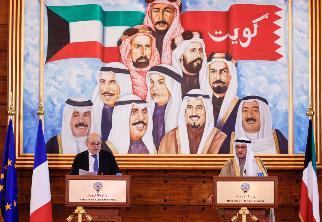 وزير الخارجية الكويتي خلال المؤتمر الصحفي الذي عقده مع نظيره الفرنسي