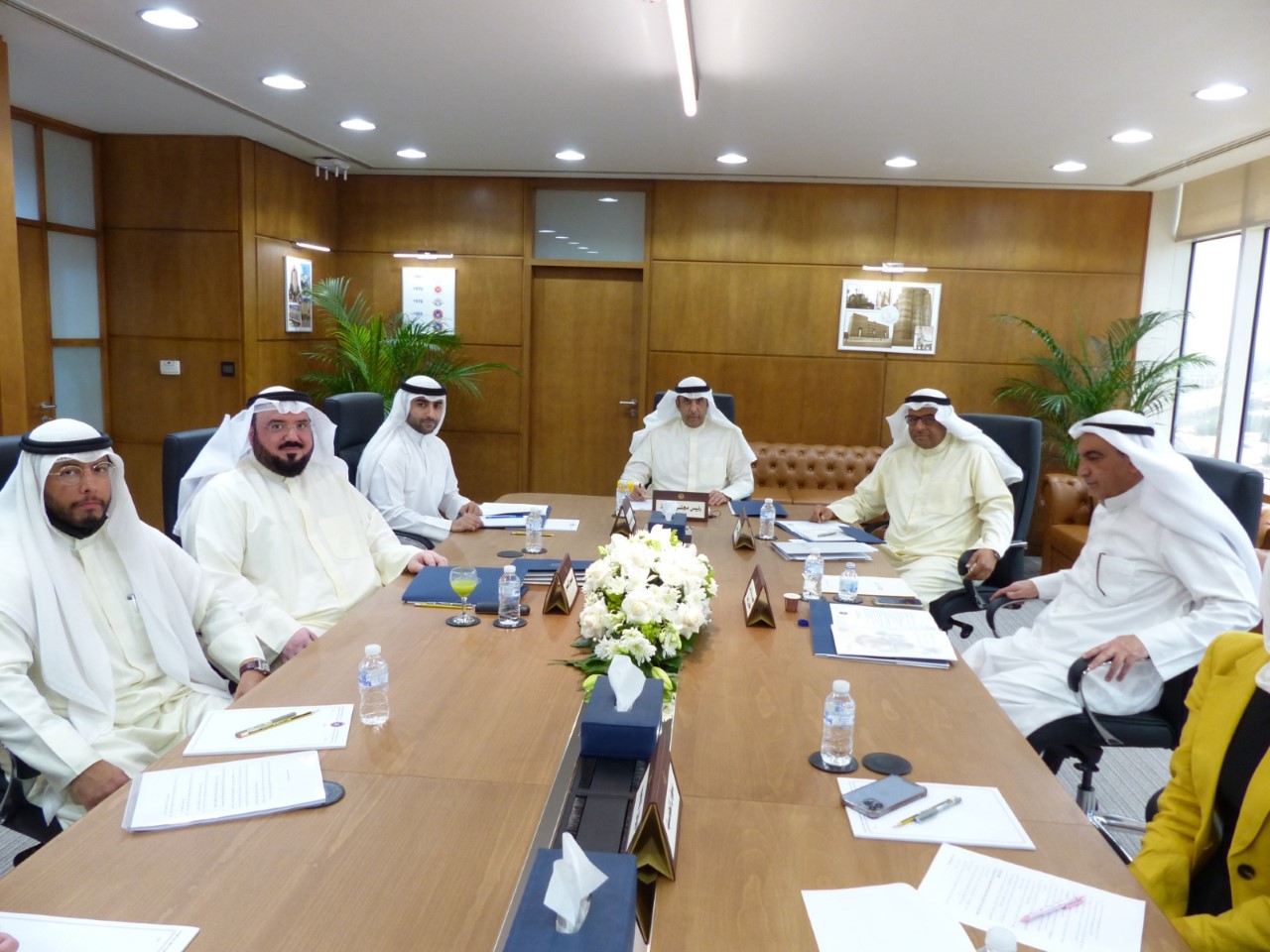 أعضاء مجلس ادارة شركة مطاحن الدقيق والمخابز الكويتية أثناء الجمعية العمومية