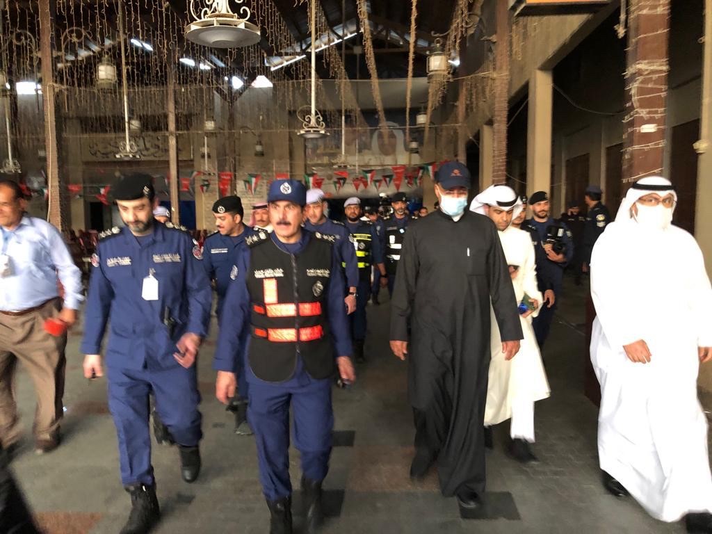 النائب الأول لرئيس مجلس الوزراء وزير الداخلية و رئيس قوة الإطفاء العام عقب السيطرة على حريق المباركية