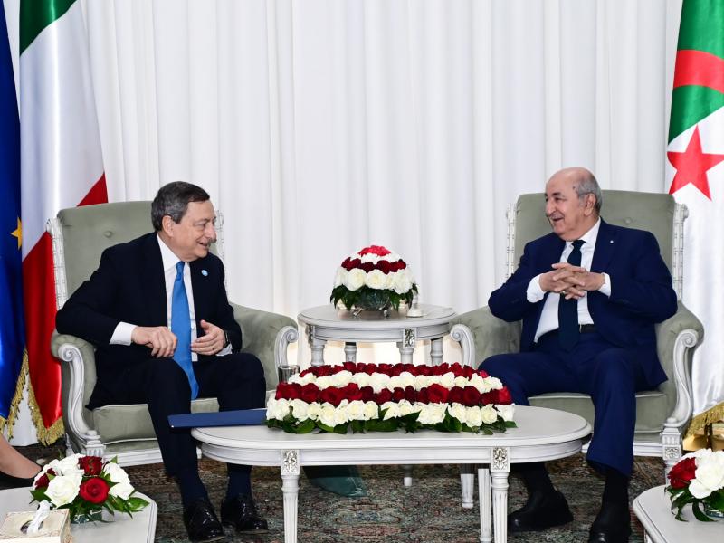 الرئيس الجزائري عبدالمجيد تبون مع رئيس مجلس الوزراء الإيطالي ماريو دراغي