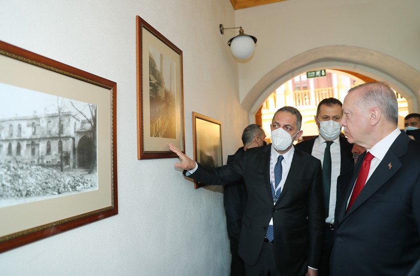 الرئيس التركي يطلع على الصور القديمة لمدرسة الفاتح