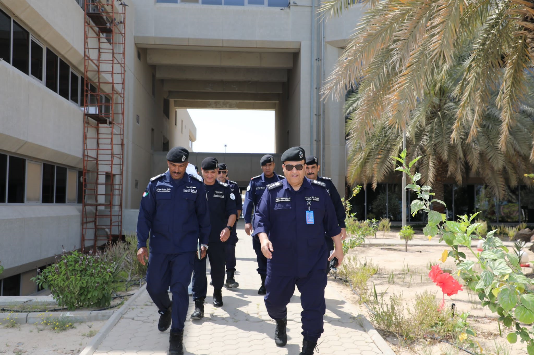 وكيل وزارة الداخلية الفريق أنور البرجس خلال الزيارة التفقدية إلى (قاعدة صباح الأحمد البحرية)