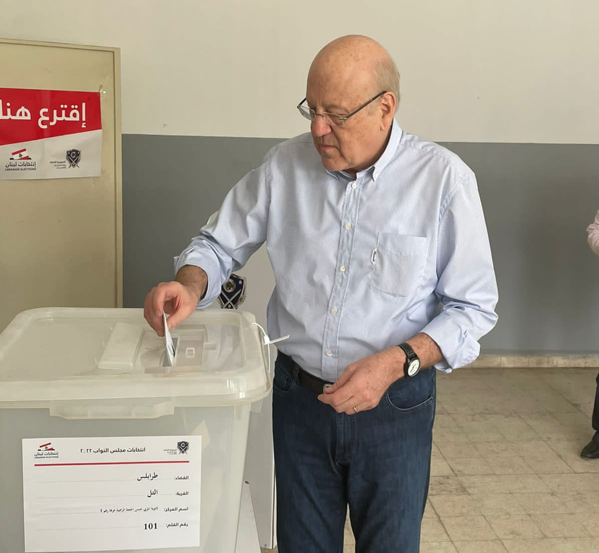 رئيس الوزراء اللبناني نجيب ميقاتي يدلي بصوته في الانتخابات النيابية في مدينة (طرابلس) شمال لبنان